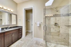 Vannituba majutusasutuses 29 Singleton Beach Place- Luxury Oceanfront, Pool, Pool Table, Free Activities Included