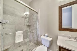 Vannituba majutusasutuses 29 Singleton Beach Place- Luxury Oceanfront, Pool, Pool Table, Free Activities Included