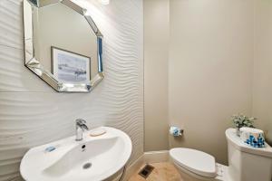 ห้องน้ำของ 27 Singleton Beach- Oceanfront, Private Pool, Pool Table, FREE Activities Included