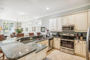 Kuchyň nebo kuchyňský kout v ubytování 27 Corine Lane- Near Ocean Home with Pool, Seasonal Beach Shuttle! FREE Activities Included