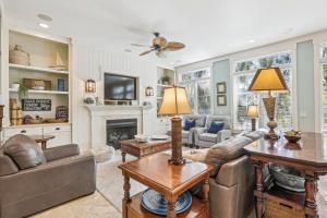 Posezení v ubytování 27 Corine Lane- Near Ocean Home with Pool, Seasonal Beach Shuttle! FREE Activities Included