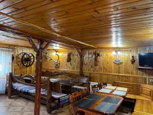 Telewizja i/lub zestaw kina domowego w obiekcie Pid Playem