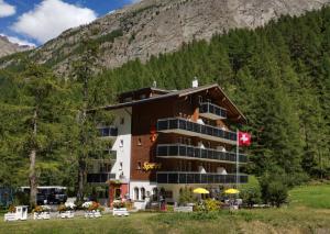 een hotel tegenover een berg bij Ski-In/Ski-Out Hotel Sport in Saas-Almagell