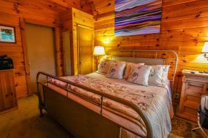 Rúm í herbergi á Mountainaire Inn and Log Cabins
