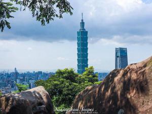 vista su una città con un edificio sullo sfondo di 微光宿 LIGHt a Taipei
