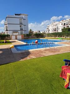 basen z ludźmi w wodzie w obiekcie orihuela costa - torrevieja w mieście Orihuela
