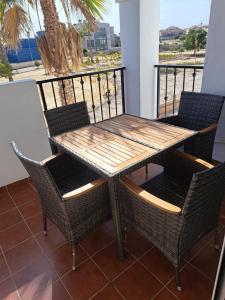 drewniany stół i krzesła na balkonie w obiekcie orihuela costa - torrevieja w mieście Orihuela