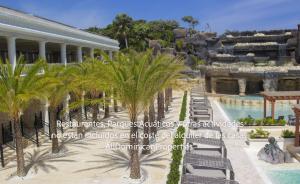 een uitzicht op een resort met palmbomen en een zwembad bij Villas Santa Fe in Sosúa