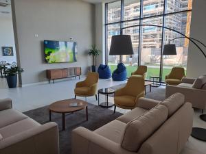 Μια τηλεόραση ή/και κέντρο ψυχαγωγίας στο BW TERRACE top floor apartments with river view & self check-in