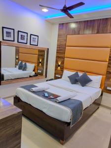 Postel nebo postele na pokoji v ubytování Hotel Blue Wellington - Near Mumbai Airport