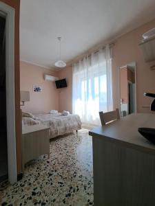 Postel nebo postele na pokoji v ubytování La terrazza del Sole Guest House