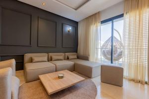 Imagen de la galería de Luxurious and modern 2BR with Stunning View, en Beni Brour