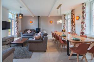 BaromesnilにあるLa Baronnerie Normande - Piscine et jacuzziのテーブルとダイニングルームのあるリビングルーム