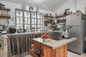 una cucina con frigorifero e bancone con un cesto di frutta di TwinkleVille Christmas-Themed Cottage a Kayagan