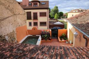 Bazén v ubytování Casa Rural El Horno de la Aldegüela nebo v jeho okolí