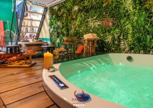 Piscina de la sau aproape de Loft "Havana Spa" Cuba Jacuzzi Sauna Bar à cocktails