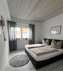 a bedroom with a large bed and a window at Stilvoll-Fewo mit Garten in Spremberg