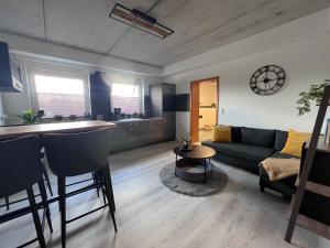 a living room with a couch and a table at Stilvoll-Fewo mit Garten in Spremberg