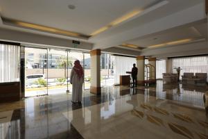 Επισκέπτες που μένουν στο Hotelier Suites by Cantonal