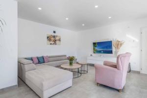 een woonkamer met een bank en twee stoelen bij Villa Great Escape in Šumet