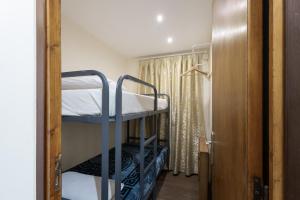 een kamer met 2 stapelbedden en een deur bij Bonito piso cerca de park guell in Barcelona