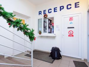 una mochila sentada en el suelo frente a una puerta en Hostel Bohemia, en Praga