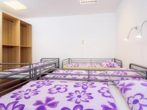 Łóżko lub łóżka w pokoju w obiekcie Hostel BOHEMIA