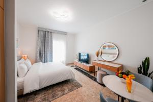 Postel nebo postele na pokoji v ubytování Al Bustan Centre & Residence