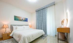 Postel nebo postele na pokoji v ubytování Al Bustan Centre & Residence