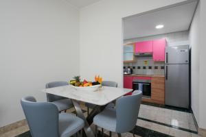 Kuchyň nebo kuchyňský kout v ubytování Al Bustan Centre & Residence