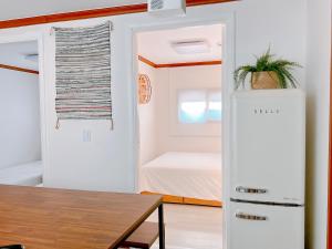 首尔#New #Seoul #Hongdae #3BDS #1BA #private #1FL Sabrina in YeonNam的客房设有冰箱和床。