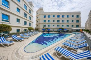 Bazén v ubytování Al Bustan Centre & Residence nebo v jeho okolí