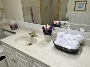 Ένα μπάνιο στο Luxury bungalow in NW Calgary +23 φωτογραφίες