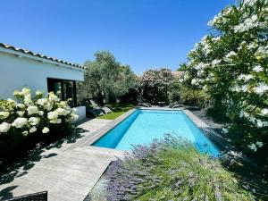 Πισίνα στο ή κοντά στο Villa Hollyhocks