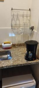 卢米亚PARAÍSO ROMÂNTICO - para casais - cozinha para preparar suas refeições的厨房柜台配有咖啡壶。 更多53张照片
