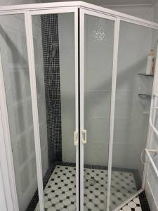 利斯戈Federation Splendour for 1 to 8 guests的浴室里有玻璃门的淋浴间