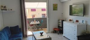 Cuisine ou kitchenette dans l'établissement Pti paradis