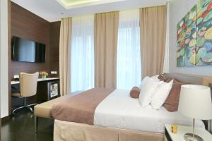 Un pat sau paturi într-o cameră la Belgreat Premium Suites