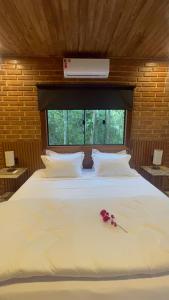 Cama ou camas em um quarto em Cactus Chalés & Cabanas em lumiar