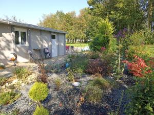 ogród przed domem w obiekcie Gîte Nature et détente w mieście Aubréville
