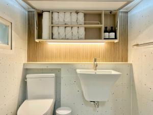 #New #Seoul #Hongdae #3BDS #1BA #private #1FL Sabrina in YeonNam的一间浴室