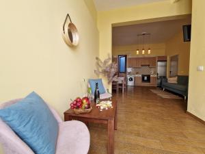 a living room with a couch and a table with fruit on it at CHC - Apartamento Amanecer in Buenavista del Norte