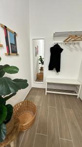ein Wohnzimmer mit einem Wandspiegel in der Unterkunft Hello Cozy Home in Castel di Sangro + 2 Fotos