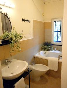 A bathroom at Il Bosco di Campo Marzano green & sky