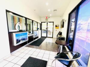 TV a/nebo společenská místnost v ubytování Motel 6-Duncanville, TX - Dallas