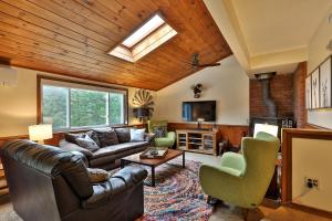 ein Wohnzimmer mit Couch und Kamin in der Unterkunft Killington Mountain Retreat -Great Group Ski House! Close to Resort - Hot Tub - Ski Rental Deals in Killington