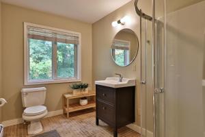 ein Badezimmer mit Toilette, Waschbecken und Dusche in der Unterkunft Killington Mountain Retreat -Great Group Ski House! Close to Resort - Hot Tub - Ski Rental Deals in Killington + 33 Fotos