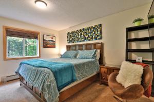 ein Schlafzimmer mit einem Bett und einem Stuhl in der Unterkunft Killington Mountain Retreat -Great Group Ski House! Close to Resort - Hot Tub - Ski Rental Deals in Killington