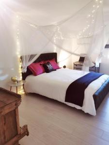 Postel nebo postele na pokoji v ubytování Ritournelle en Provence 19 personnes 4 étoiles