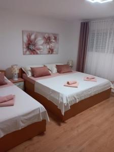 Posteľ alebo postele v izbe v ubytovaní Apartment Radalj + 37 fotografií
